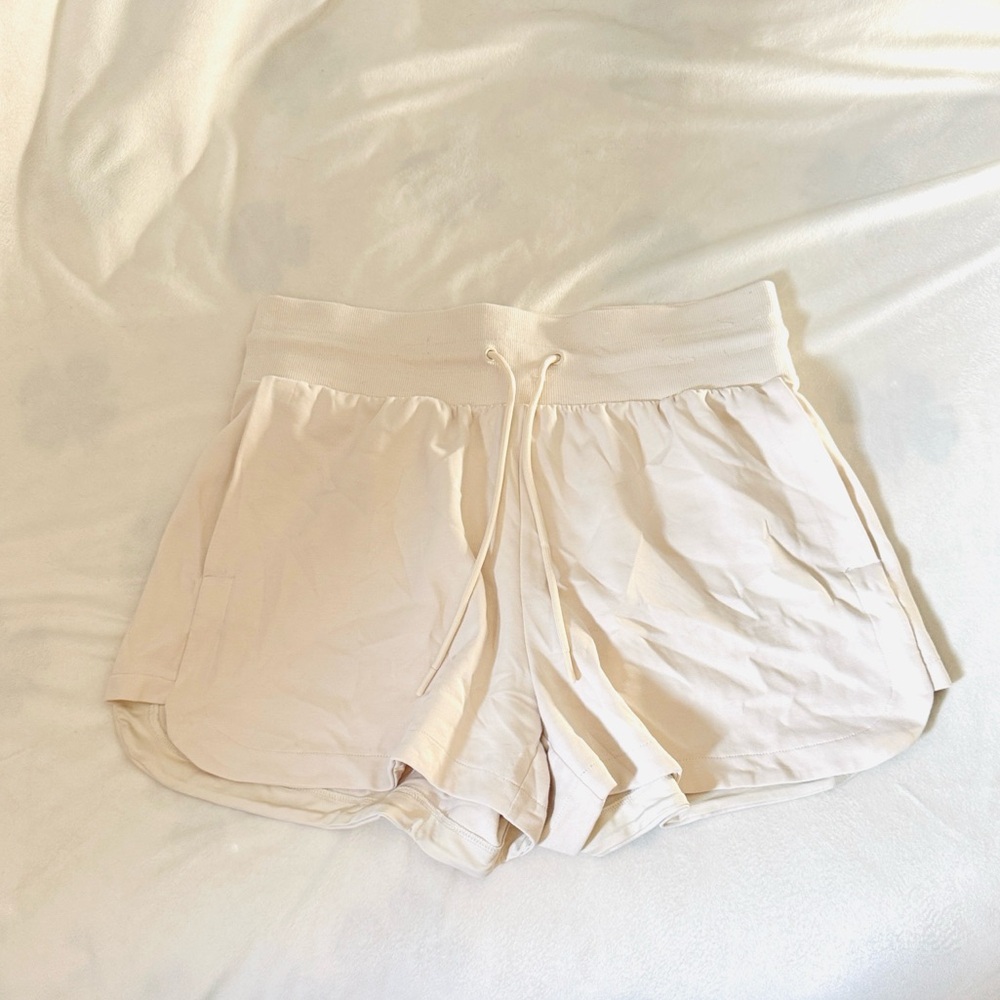 Old Navy active dynamic fleece shorts ivory